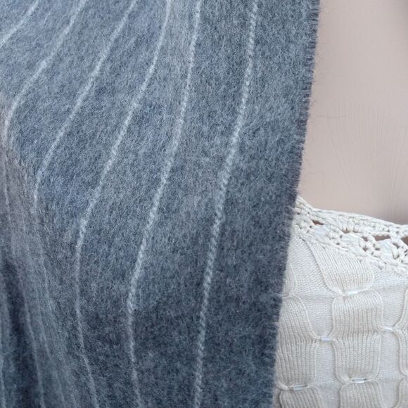 NWT NEIMAN MARCUS 100% Cashmere Gray & White Striped Scarf Wrap with Fringe - Picture 8 of 10
